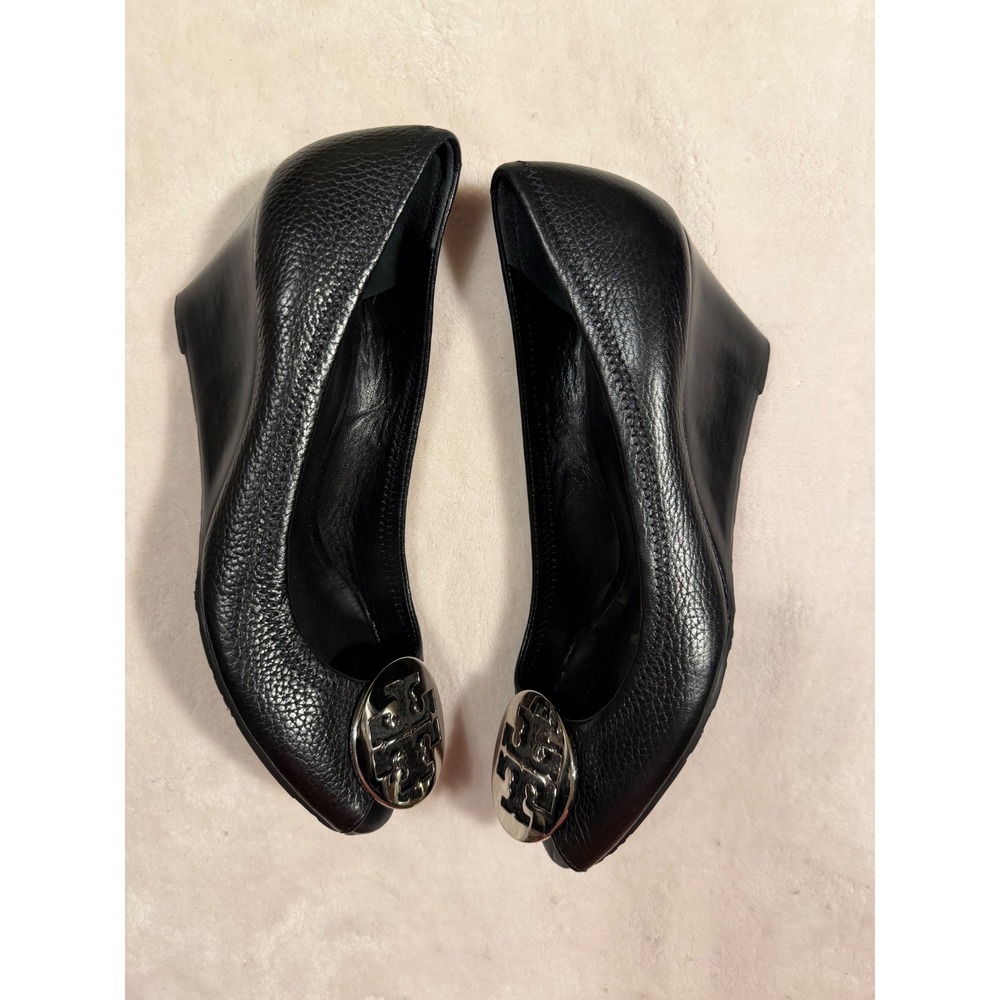 Tory Burch Black Pebbled Leather Peep Toe Wedge Pumps Silver Logo Medallion